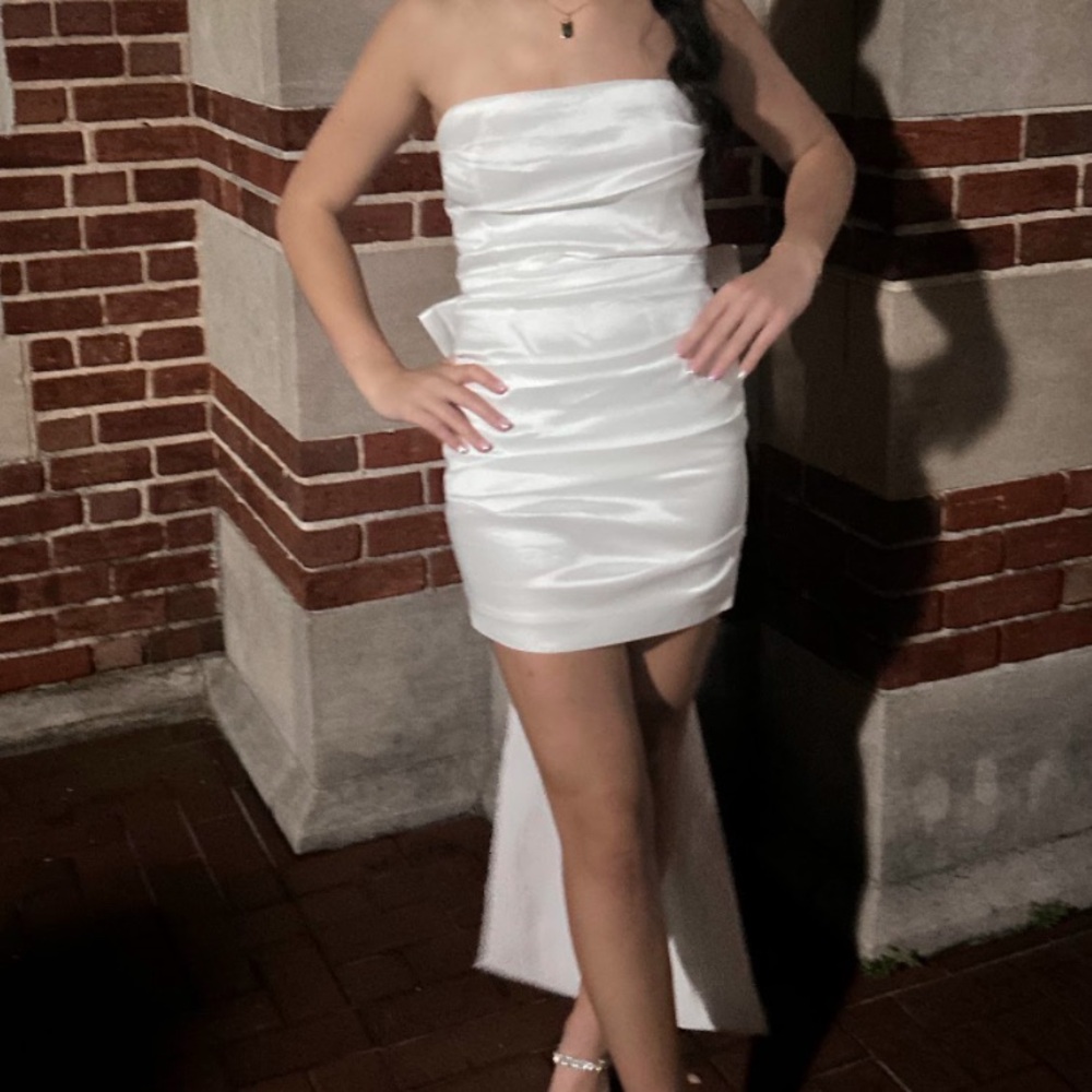 white shirt strapless dress with bow on back
formal dress
mini
